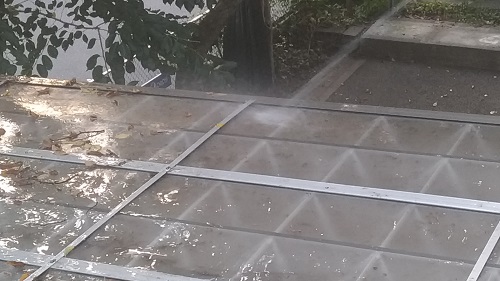 喫煙所の屋根掃除