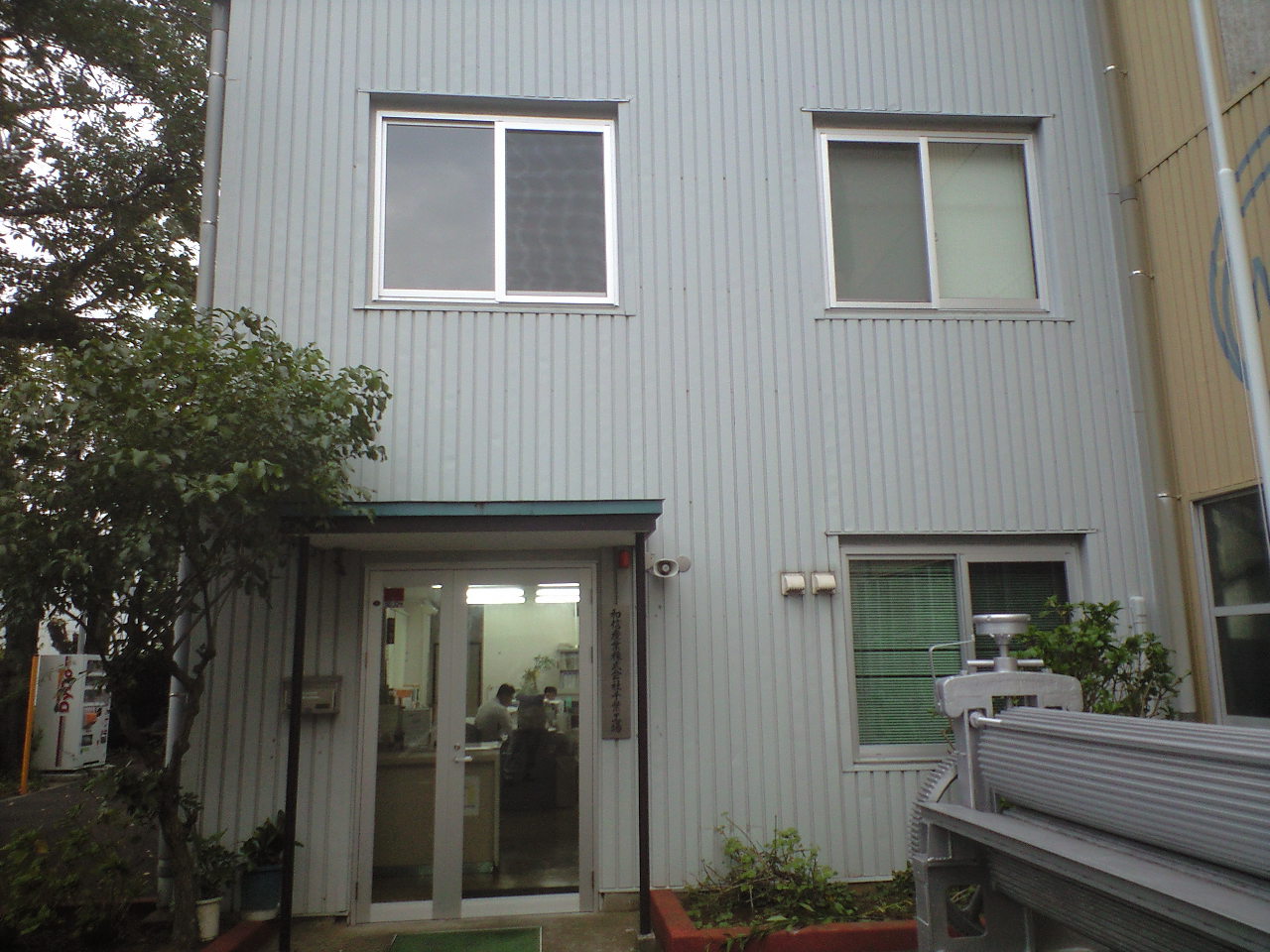千葉工場事務所棟の玄関と窓サッシをリフレッシュしました